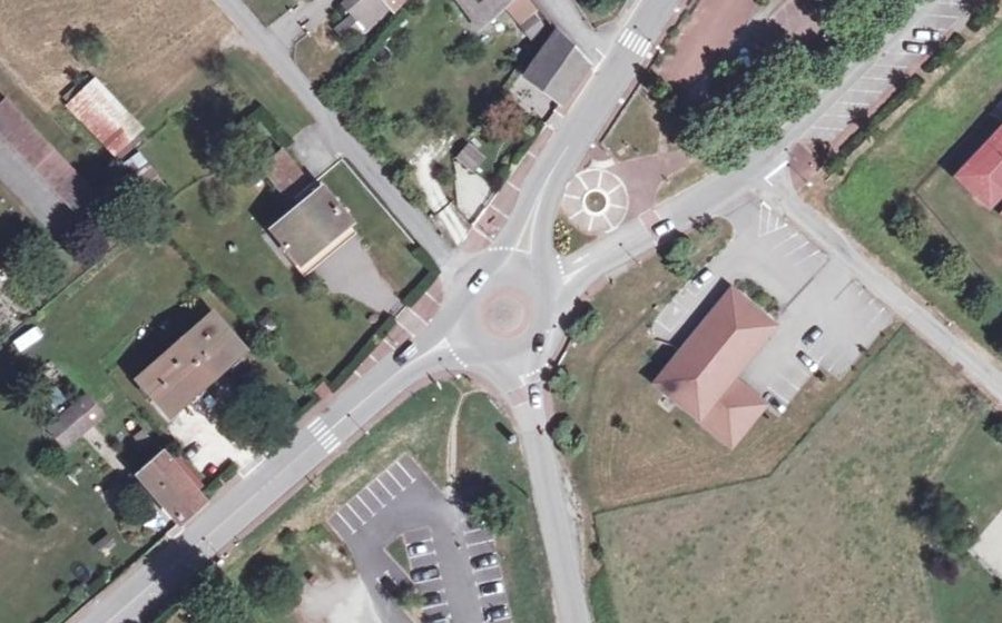 Vue aérienne du Rond-point anonyme n°235454110