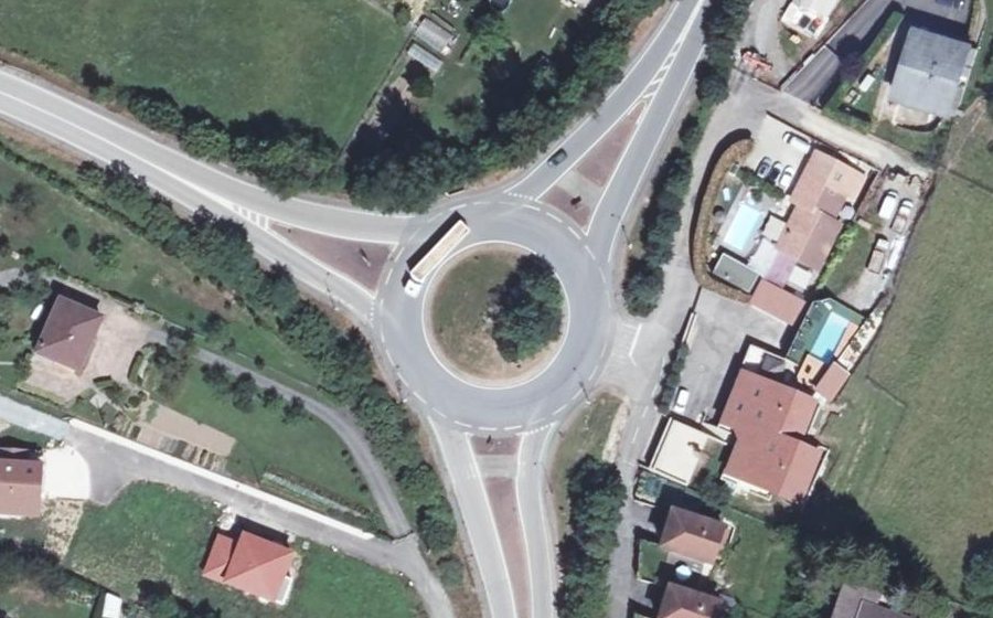 Vue aérienne du Rond-point anonyme n°235466011