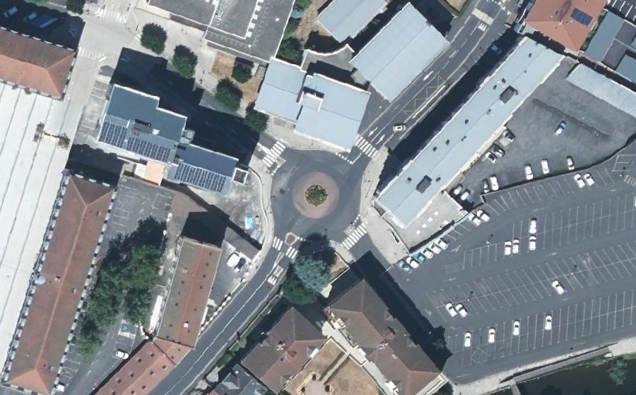 Vue aérienne du Rond-point anonyme n°235484413
