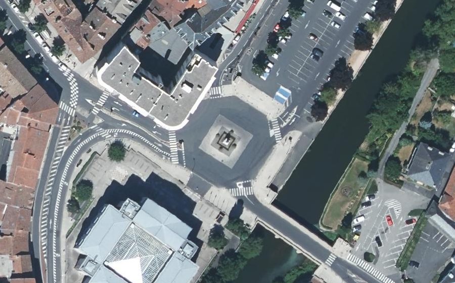 Vue aérienne du Rond-point anonyme n°235485562