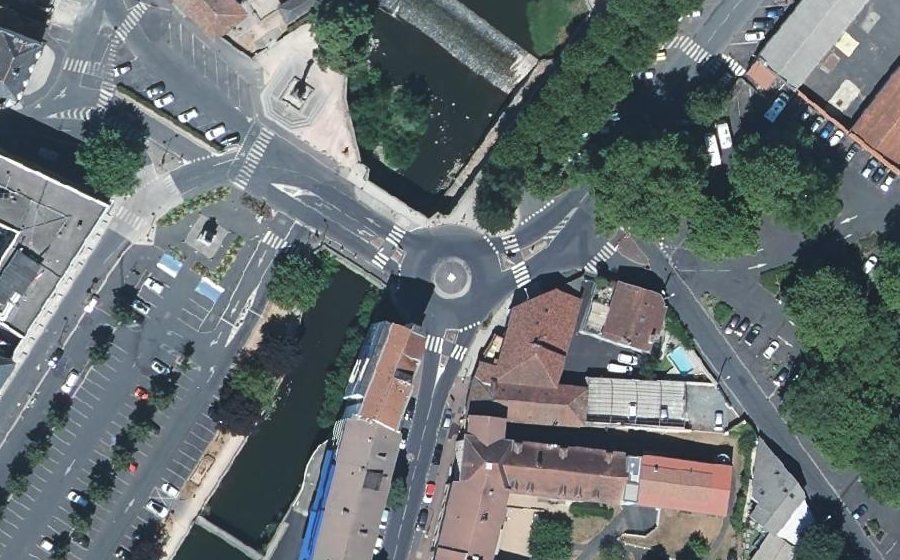 Vue aérienne du Rond-point anonyme n°235485565