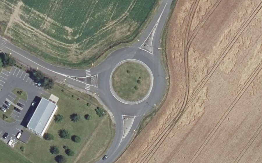 Vue aérienne du Rond-point anonyme n°235494256