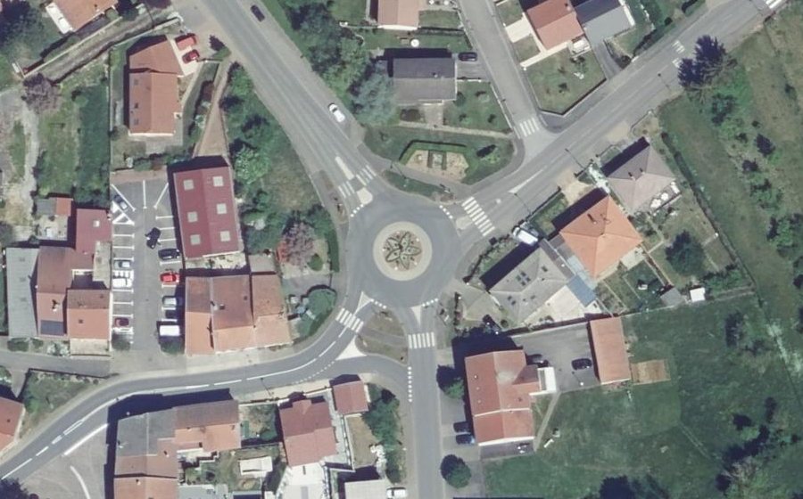 Vue aérienne du Rond-point anonyme n°235535243