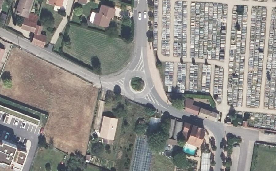 Vue aérienne du Rond-point anonyme n°235535388