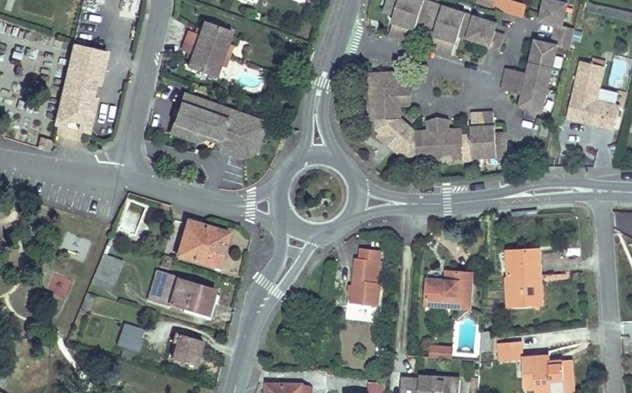 Vue aérienne du Rond-point anonyme n°23553616
