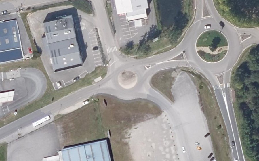 Vue aérienne du Rond-point anonyme n°235551150