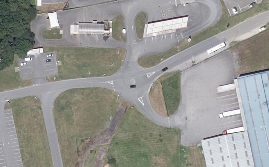Vue aérienne du Rond-point anonyme n°235551151