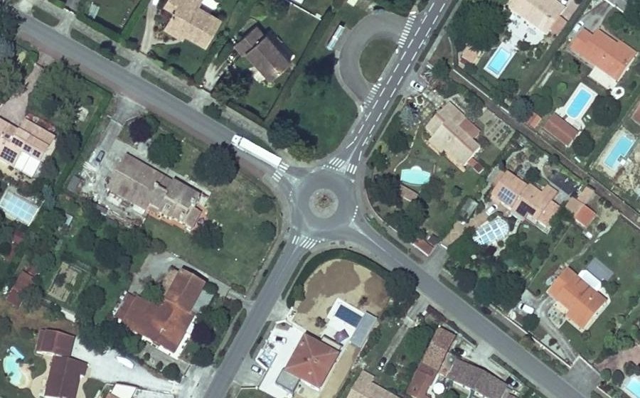 Vue aérienne du Rond-point anonyme n°23555418