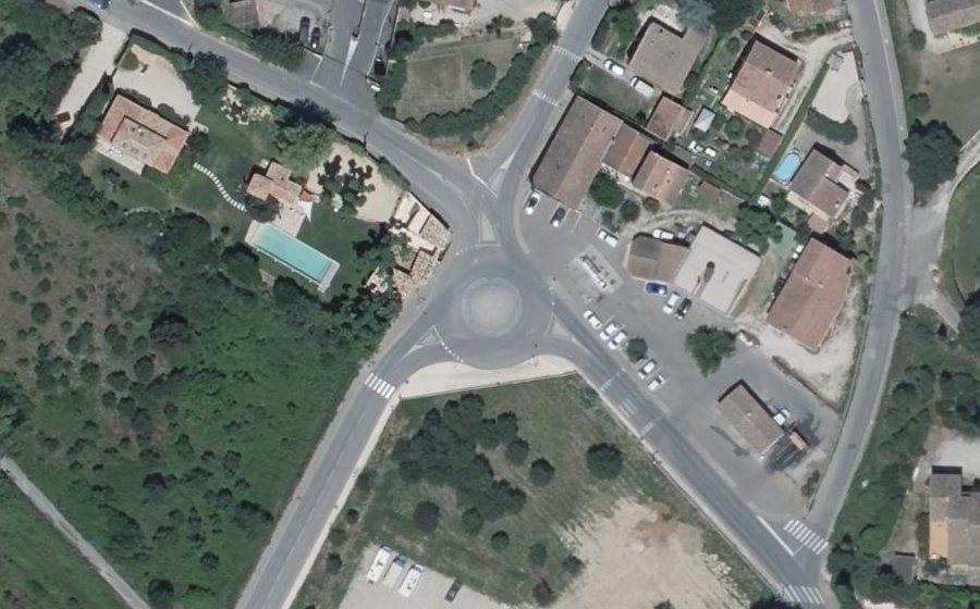Vue aérienne du Rond-point anonyme n°235594161