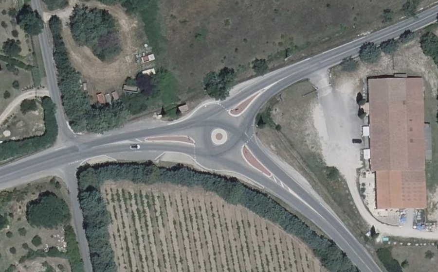 Vue aérienne du Rond-point anonyme n°235594162