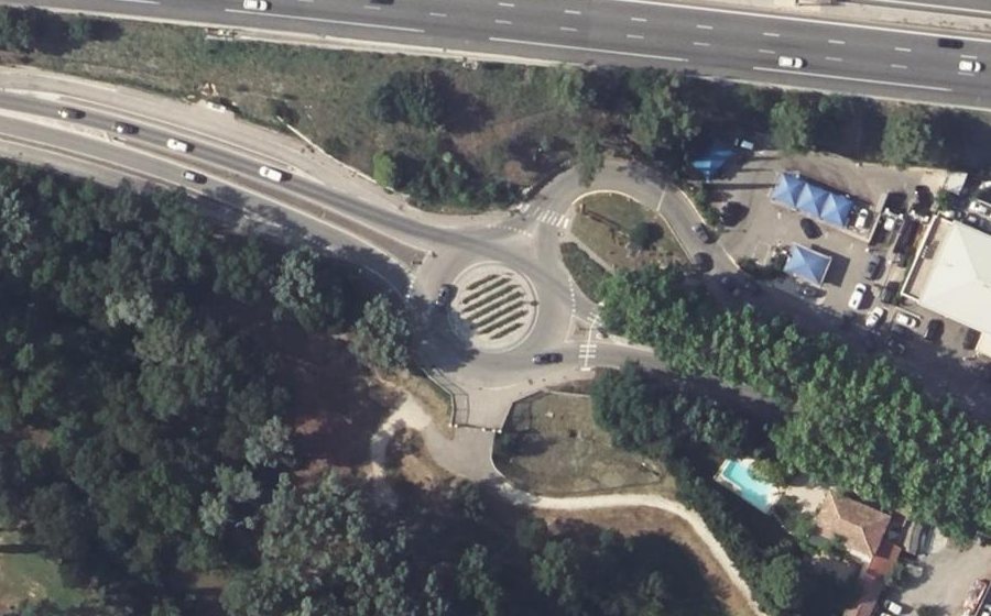 Vue aérienne du Rond-point anonyme n°23560394