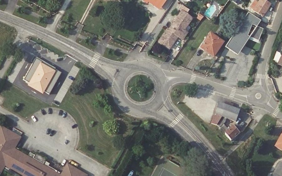 Vue aérienne du Rond-point anonyme n°235638816