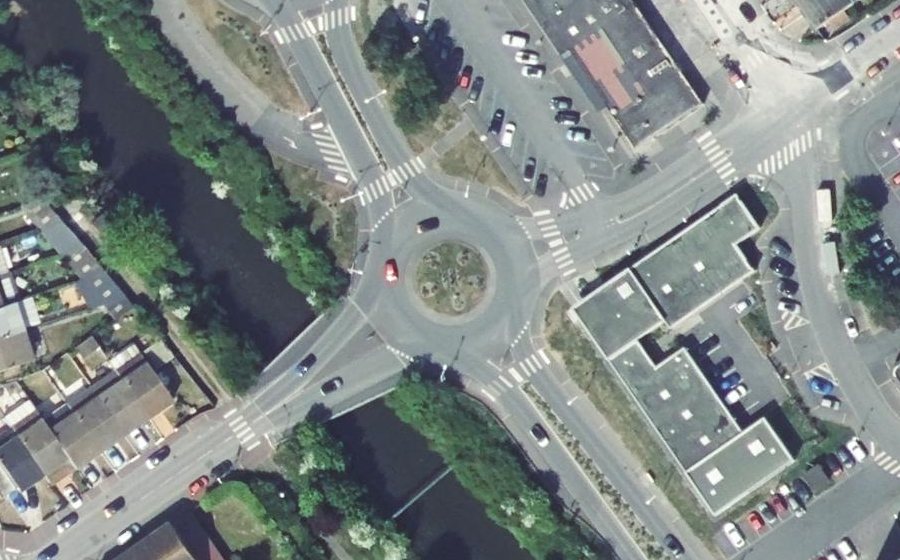 Vue aérienne du Rond-point anonyme n°235653790