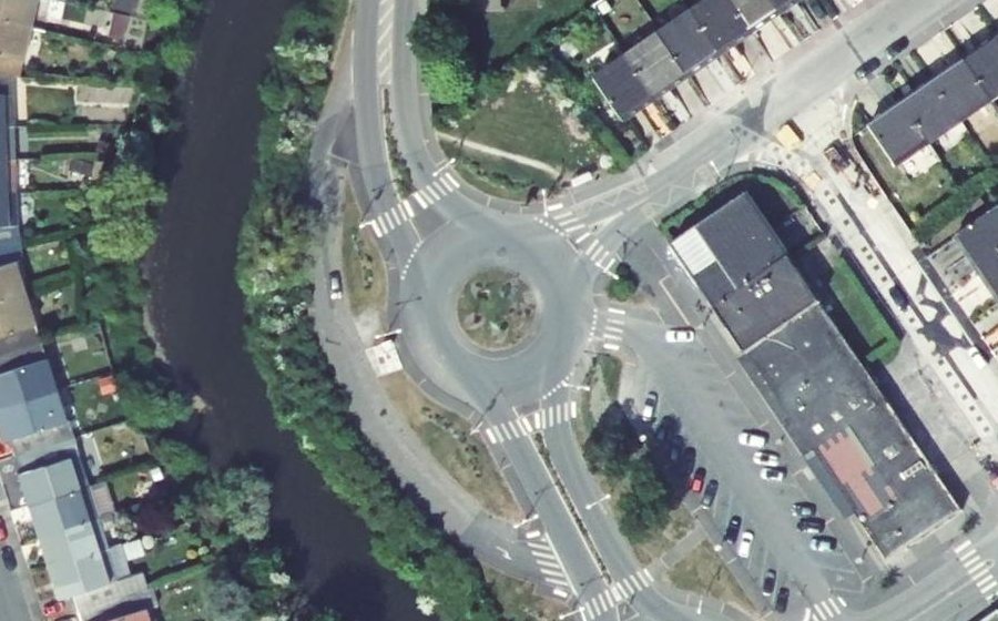 Vue aérienne du Rond-point anonyme n°235660401