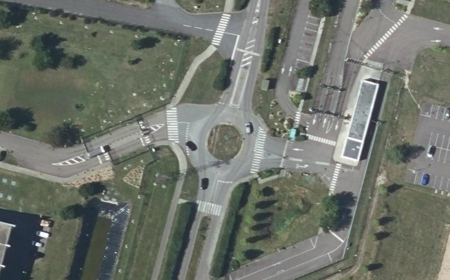 Vue aérienne du Rond-point anonyme n°235711475