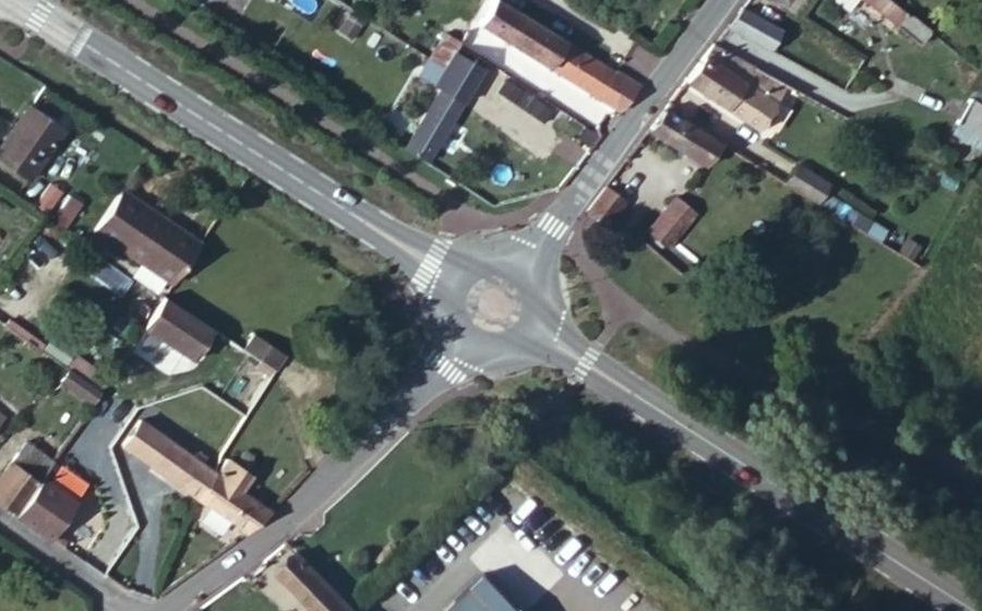 Vue aérienne du Rond-point anonyme n°235722052