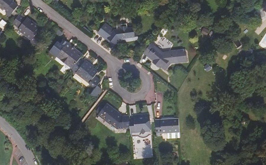 Vue aérienne du Rond-point anonyme n°235775377