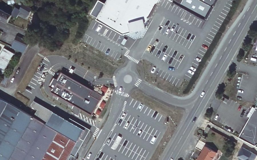 Vue aérienne du Rond-point anonyme n°235789556