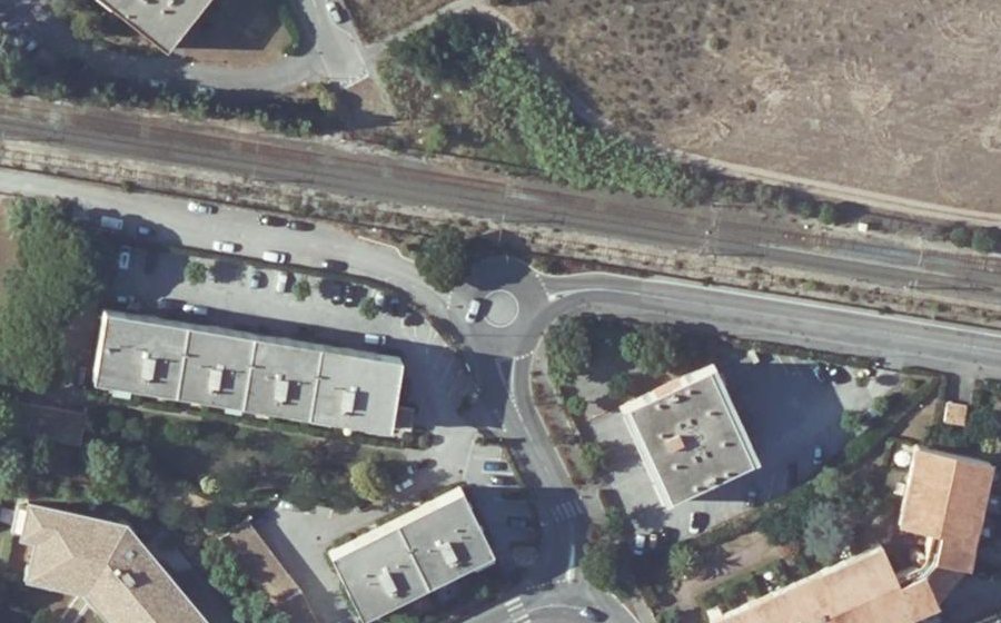 Vue aérienne du Rond-point anonyme n°235830497