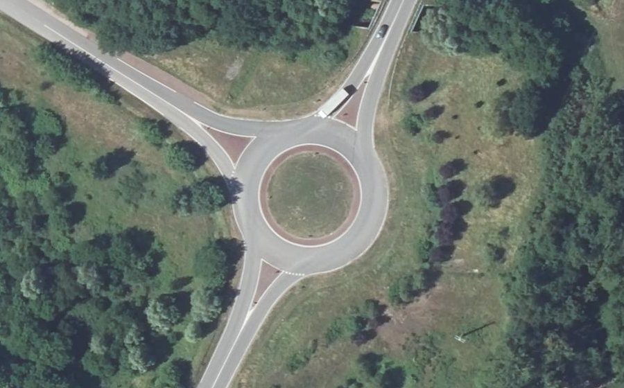 Vue aérienne du Rond-point anonyme n°235842260