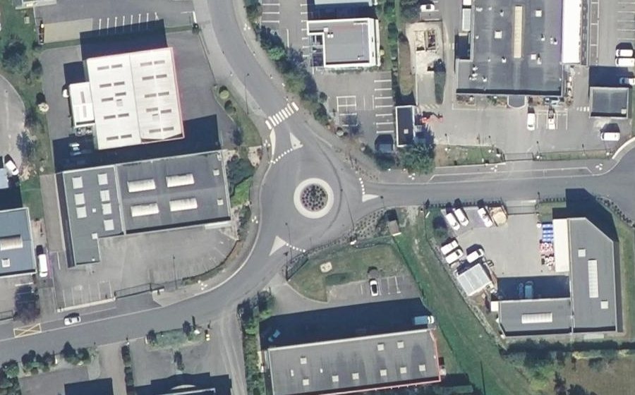 Vue aérienne du Rond-point anonyme n°235857918