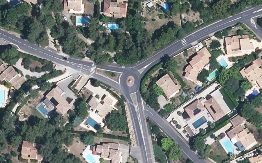 Vue aérienne du Rond-point anonyme n°235960233
