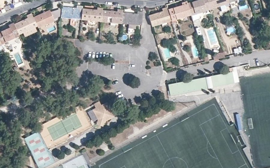Vue aérienne du Rond-point anonyme n°235960576