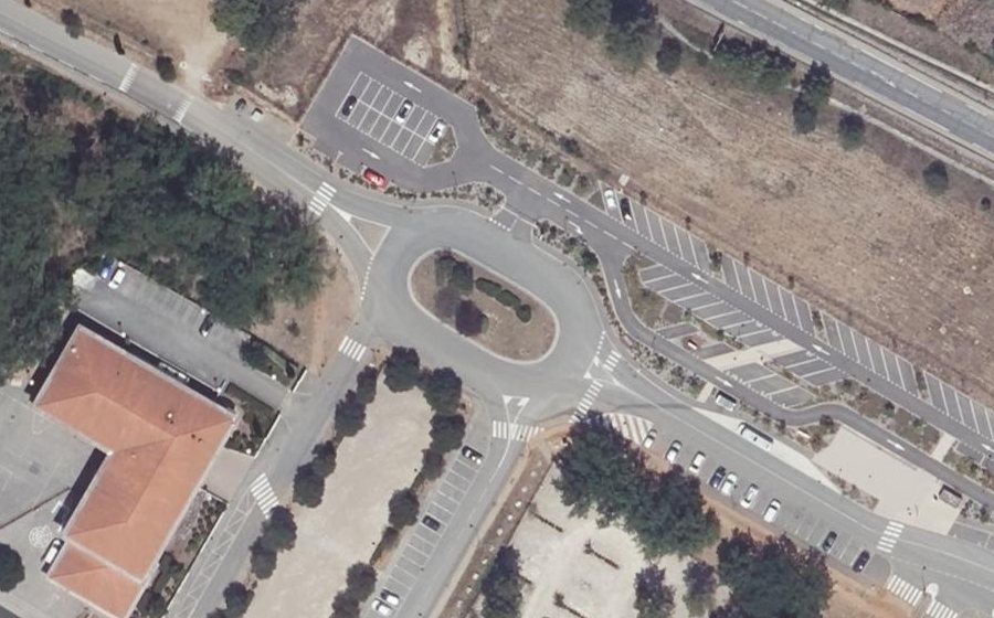 Vue aérienne du Rond-point anonyme n°235976386