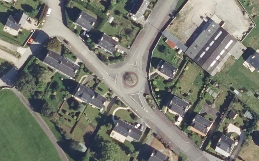 Vue aérienne du Rond-point anonyme n°235986478