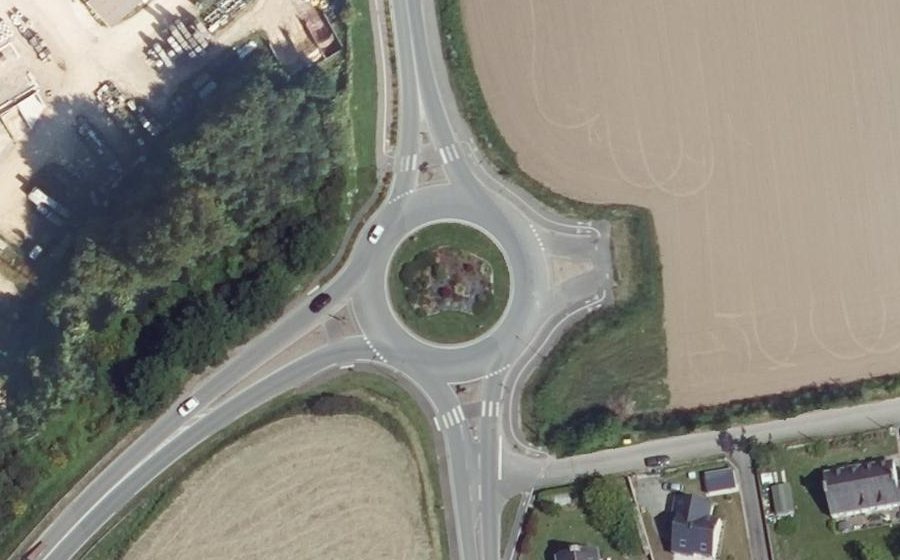 Vue aérienne du Rond-point anonyme n°235986481