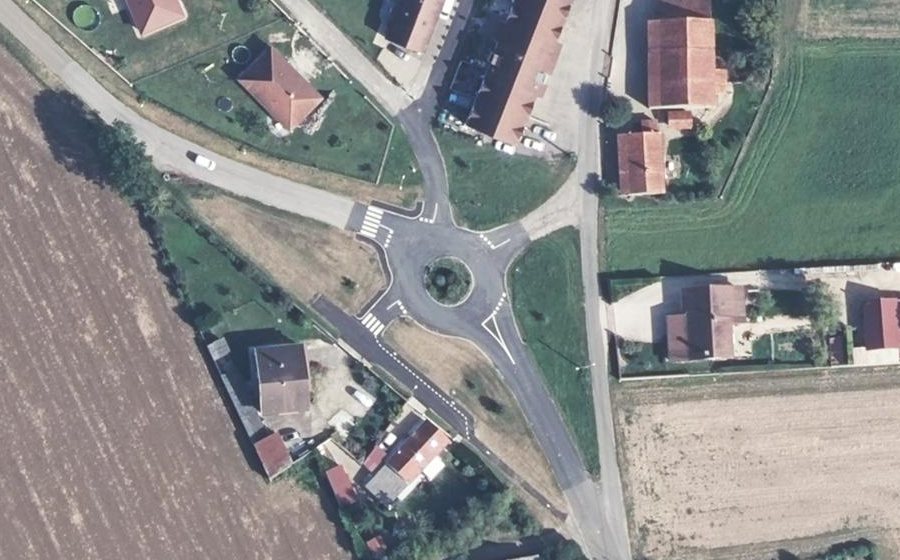 Vue aérienne du Rond-point anonyme n°235987955
