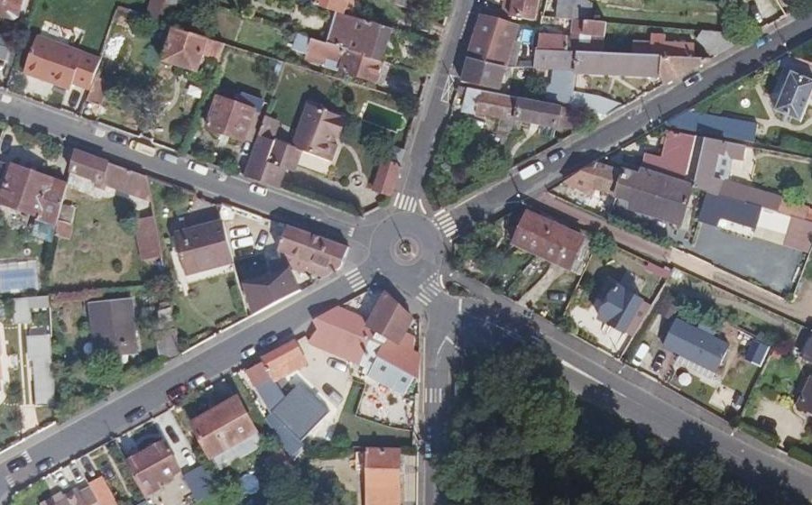 Vue aérienne du Rond-point anonyme n°23599261