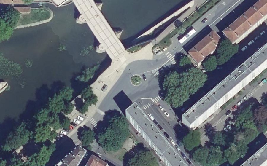Vue aérienne du Rond-point anonyme n°236009361