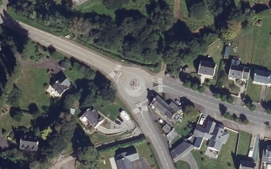 Vue aérienne du Rond-point anonyme n°236012129