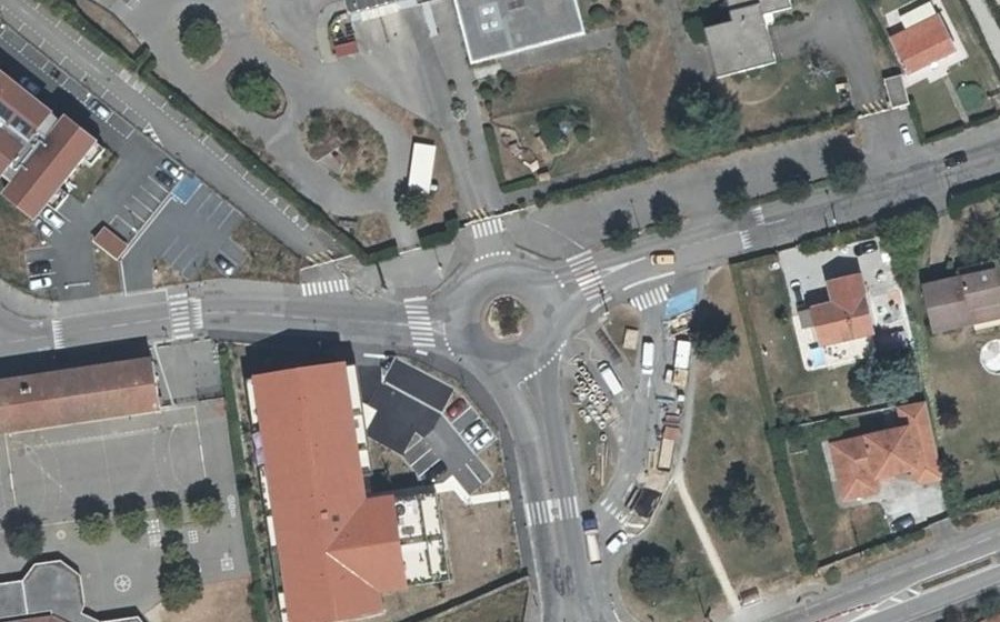 Vue aérienne du Rond-point anonyme n°236019447