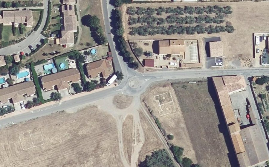 Vue aérienne du Rond-point anonyme n°236054040