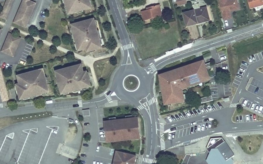 Vue aérienne du Rond-point anonyme n°23605722