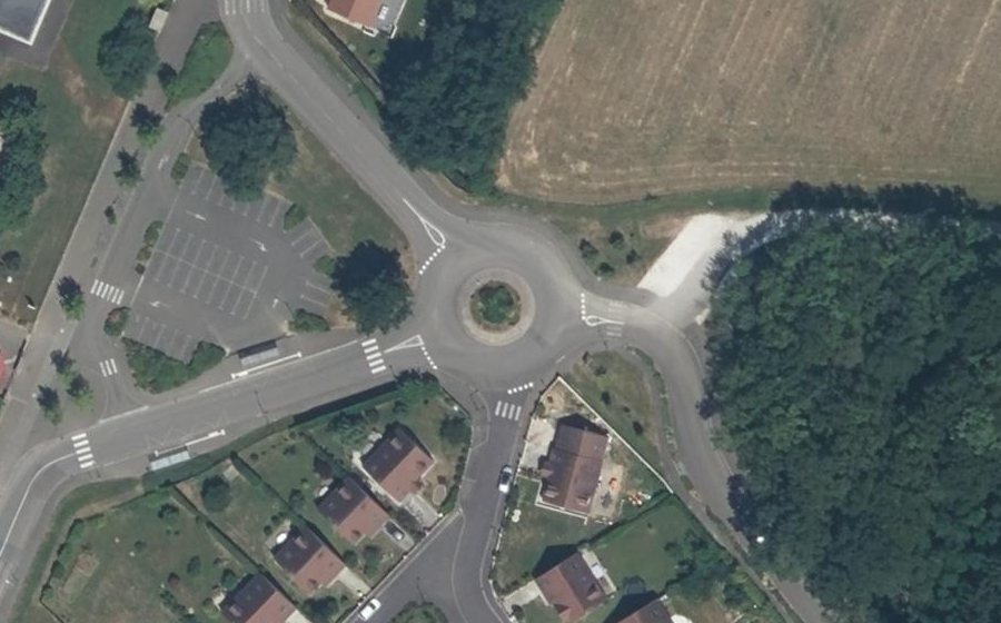 Vue aérienne du Rond-point anonyme n°236070815