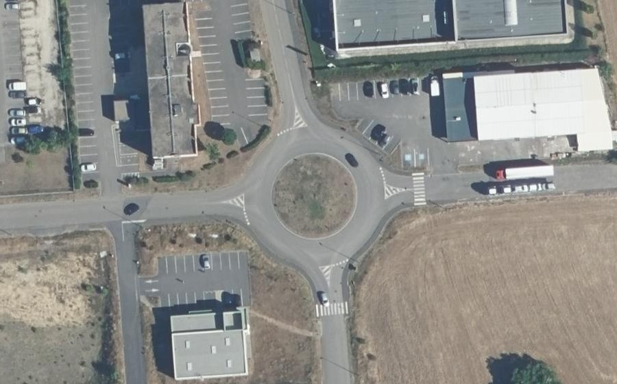 Vue aérienne du Rond-point anonyme n°236142480