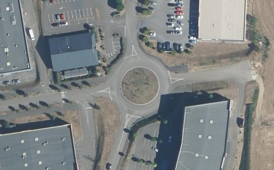 Vue aérienne du Rond-point anonyme n°236142481