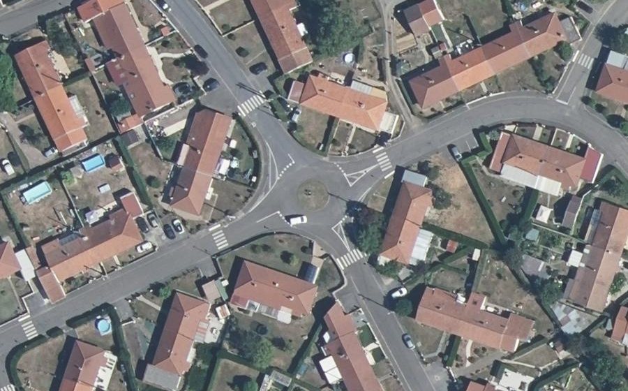 Vue aérienne du Rond-point anonyme n°236144772