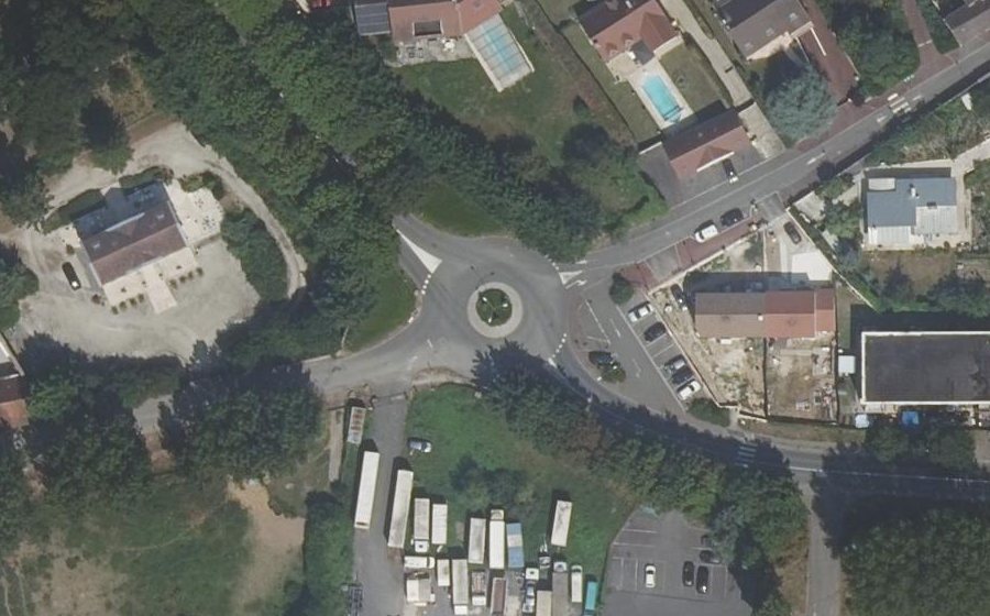 Vue aérienne du Rond-point anonyme n°236168480