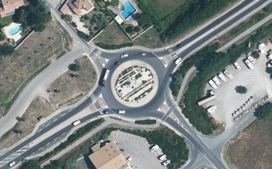 Vue aérienne du Rond-point anonyme n°236185303