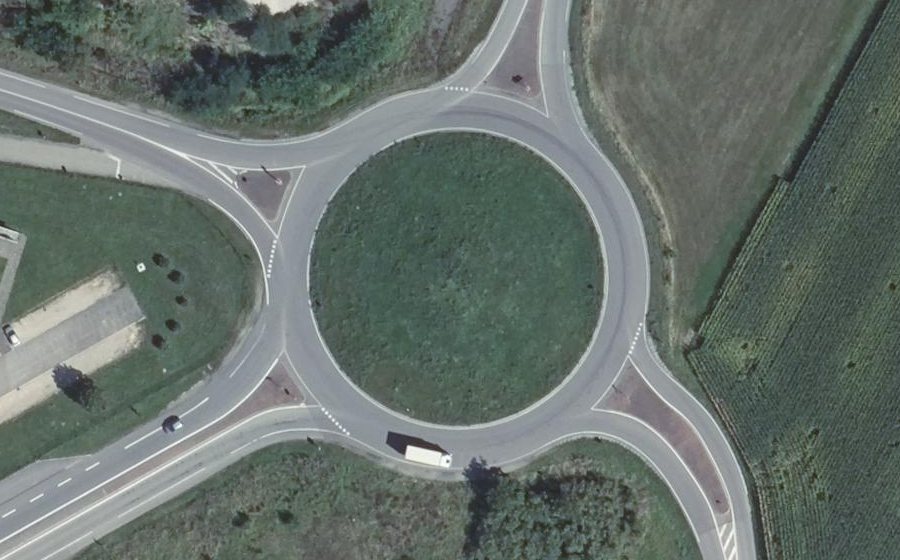 Vue aérienne du Rond-point anonyme n°23620178
