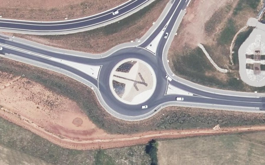 Vue aérienne du Rond-point anonyme n°236247413