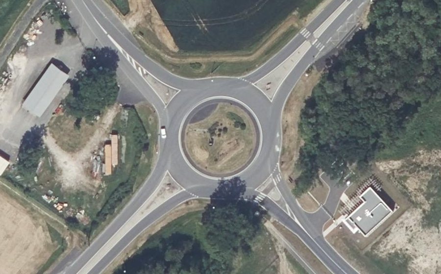 Vue aérienne du Rond-point anonyme n°236287746