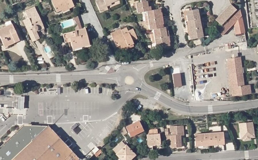 Vue aérienne du Rond-point anonyme n°236301261