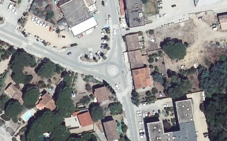 Vue aérienne du Rond-point anonyme n°23633214