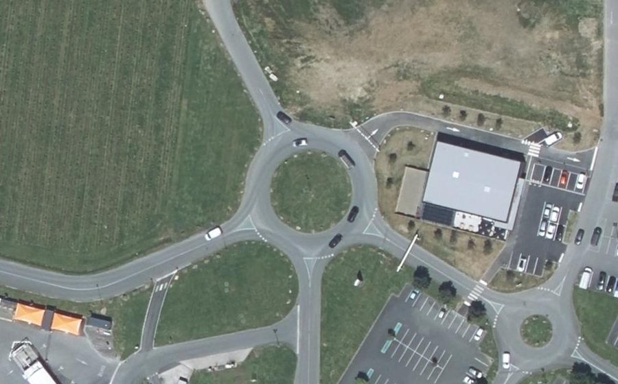 Vue aérienne du Rond-point anonyme n°236367001