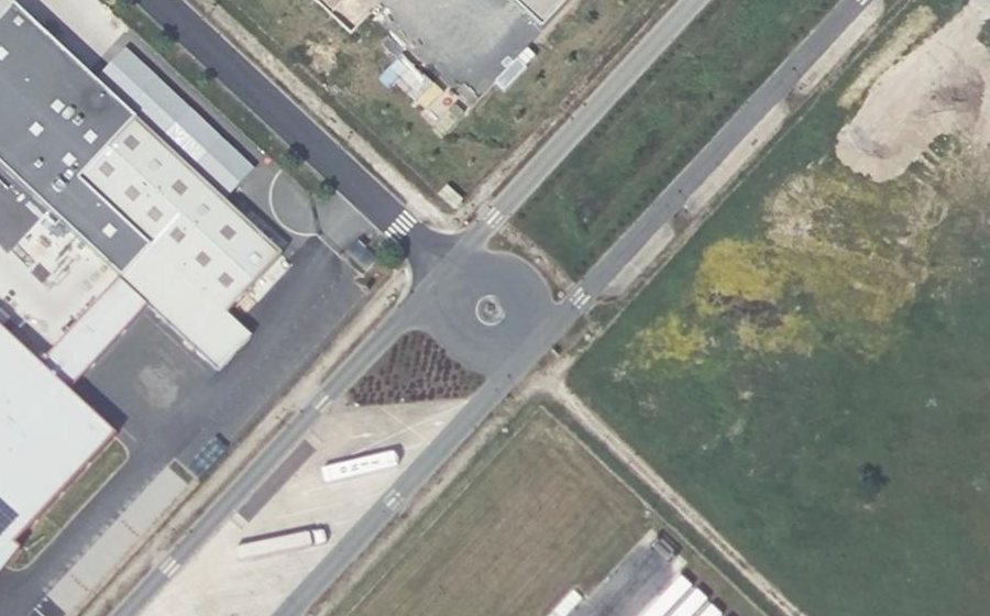 Vue aérienne du Rond-point anonyme n°236375714